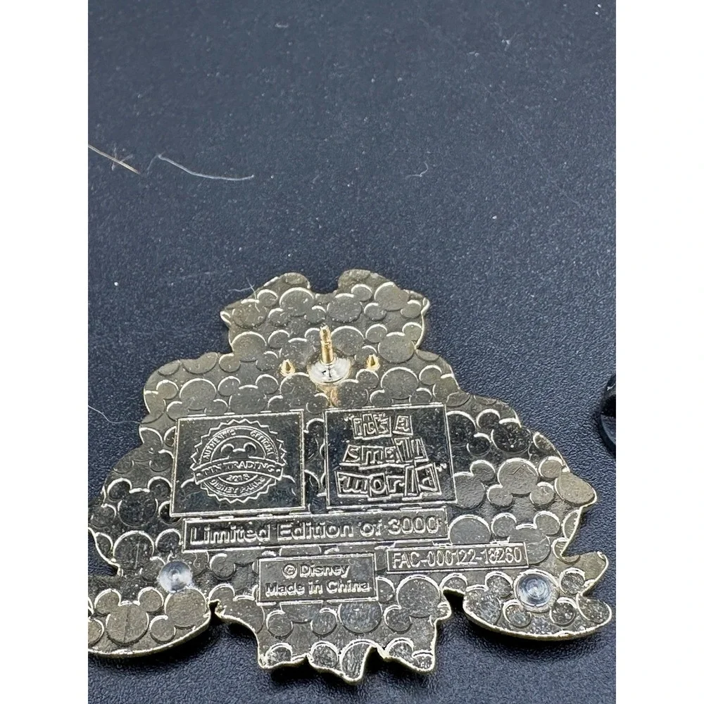 Limited Edition 3000 NWT It's a Small World Disney pin 2018 Peace on Earth DLR